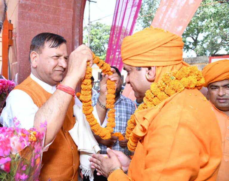 आज माता काली स्थान मंदिर परिसर में दिवंगत संत जी की समाधी प्रतिष्ठा के उत्सव पर राष्ट्रीय संत महंत बाबा बालक नाथ जी व माननीय सासंद लोक सभा अलवर और नाथ संतो के राष्ट्रीय संत महंत बाबा बालक नाथ जी के सानिध्य में सेंकड़ों संतो का आशीर्वाद प्राप्त हुआ।