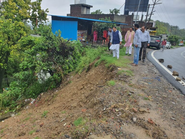 बरसात के कारण हो रहे नुकसान का मौके पर जा कर लिया जायजा