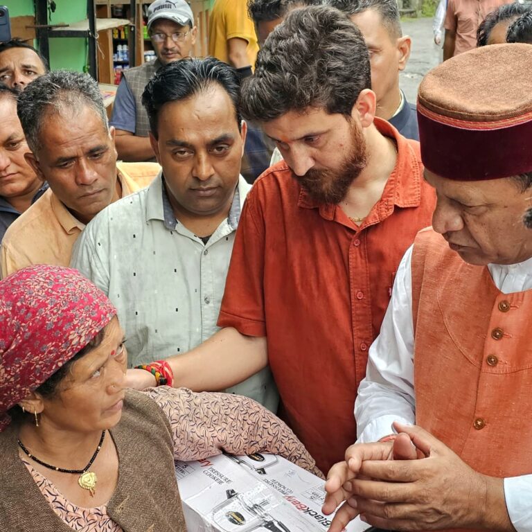 डॉ राजीव बिंदल ने भारी बारिश के कारण हुई आपदा क्षेत्र का किया दौरा, बांटी राहत सामग्री