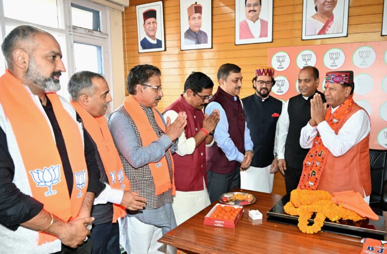 डॉ बिंदल ने भाजपा मुख्यालय में संभाला पदभार